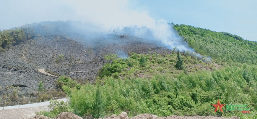 Quảng Bình: 450 người tham gia chữa cháy rừng